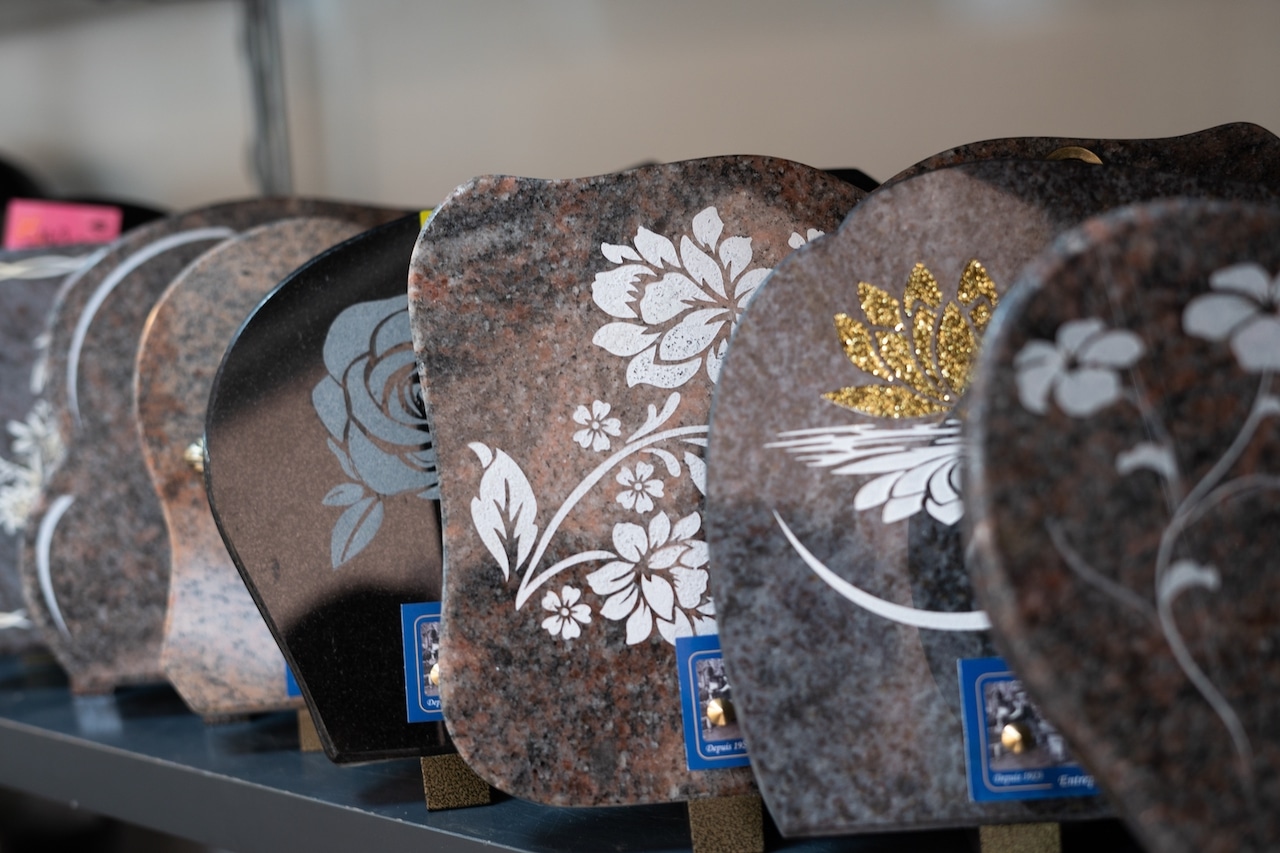 Découvrez nos conseils pour choisir une plaque funéraire adaptée à la mémoire de vos proches. Matériaux, formes, personnalisation : trouvez l'hommage idéal avec les Pompes Funèbres Gimenez à Toulouse, experts en marbrerie et monuments funéraires.