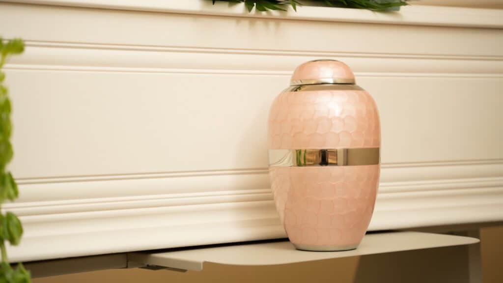 Choisir une urne funéraire est une étape clé pour honorer la mémoire d’un proche. Découvrez les différents types, matériaux et personnalisations possibles pour un hommage unique.