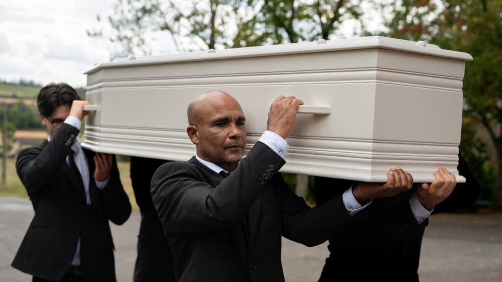 Découvrez les critères clés pour choisir un cercueil qui reflète les volontés du défunt, les valeurs familiales et les réglementations en vigueur.