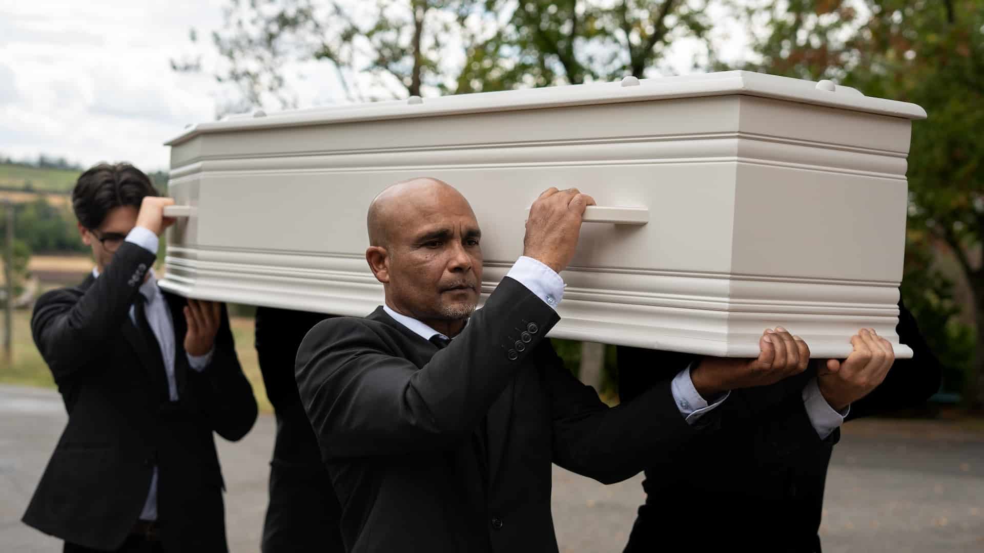 Découvrez les critères clés pour choisir un cercueil qui reflète les volontés du défunt, les valeurs familiales et les réglementations en vigueur.